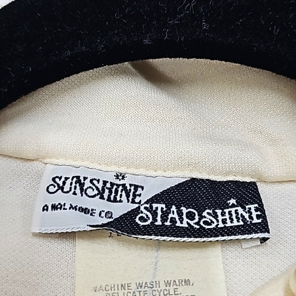 Vtg 80's cream color knit, longsleeve dress. Keyhole neck, pleat front, belted - Picture 9 of 13